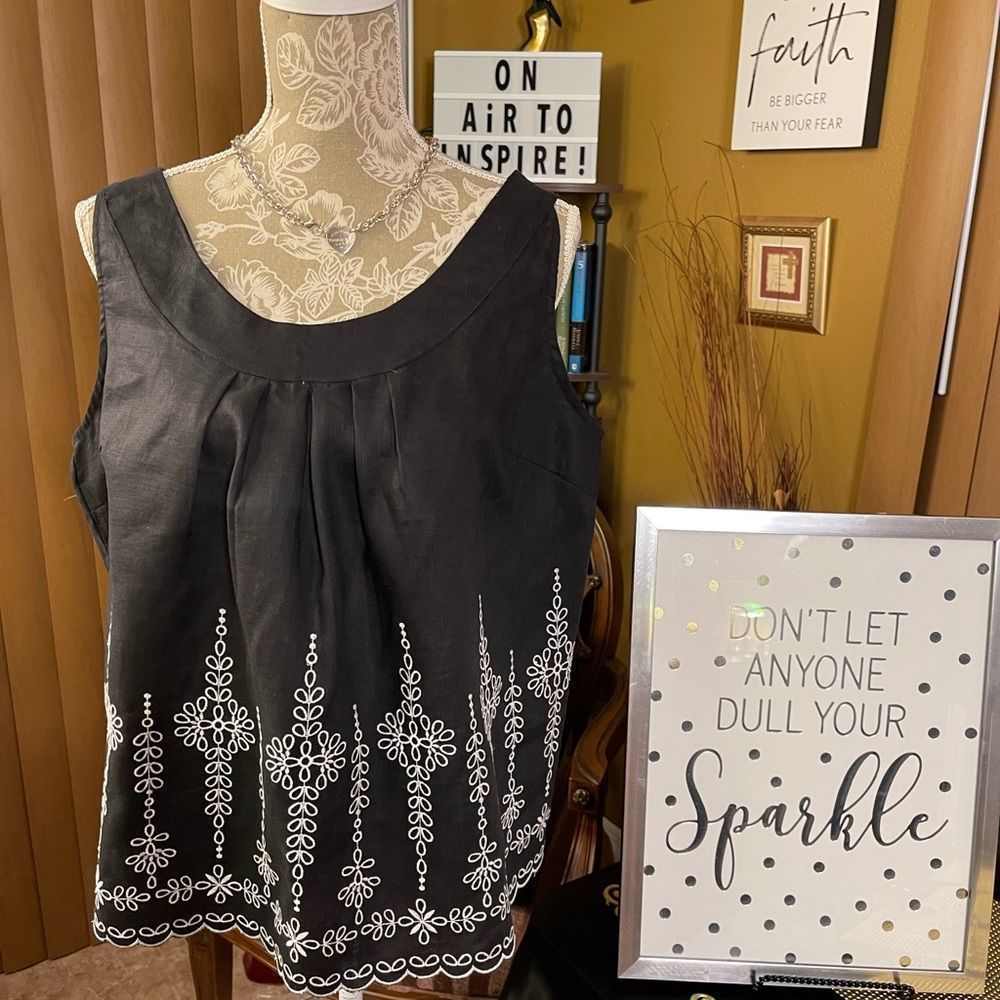 🔥👚🔥 LINEN LOVELY ❤️ Cute little top! She’s ready for the summer!